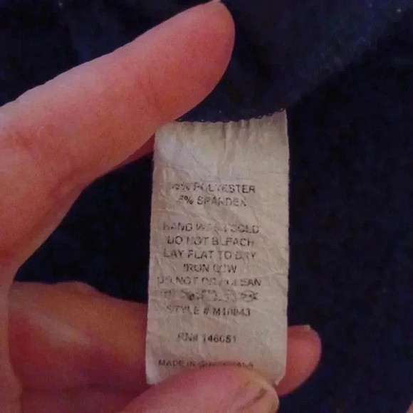 💙🏍 Black top with cute neckline - Picture 6 of 9